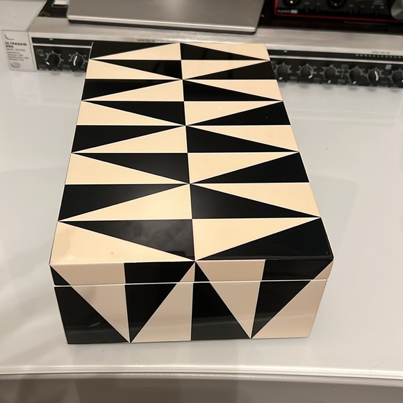 Jonathan Adler MEDIUM OP ART LACQUER BOX - Picture 3 of 17